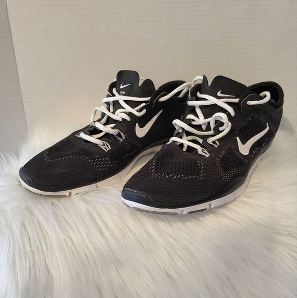 Nike Women's Black Running Shoes - Picture 1 of 7